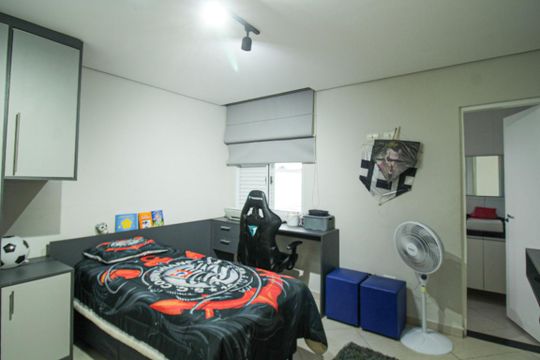 Suíte 3 de casa à venda com 3 quartos, 274m² em Vila Mangalot, São Paulo