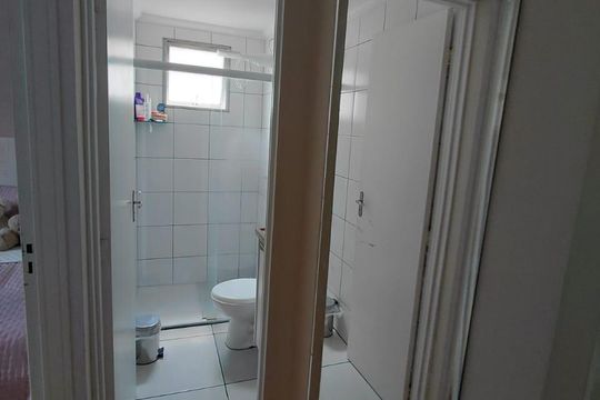 Banheiro de apartamento à venda com 2 quartos, 47m² em Vila Abaeté, Campinas