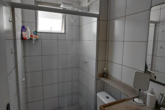 Banheiro de apartamento à venda com 2 quartos, 47m² em Vila Abaeté, Campinas