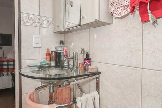 Banheiro de apartamento à venda com 2 quartos, 54m² em Jardim Sabará, Porto Alegre