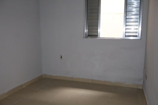 Quarto 2 de casa para alugar com 3 quartos, 100m² em Vila Margarida, São Paulo