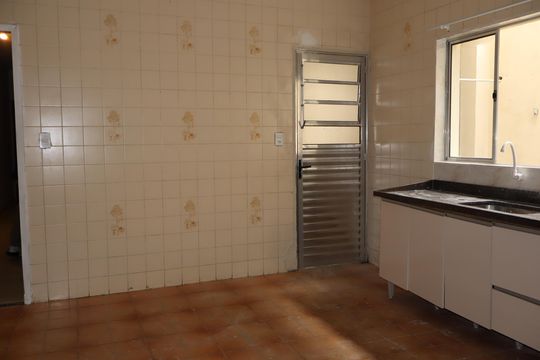 Cozinha de casa para alugar com 3 quartos, 100m² em Vila Margarida, São Paulo