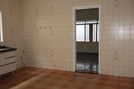 Cozinha de casa para alugar com 3 quartos, 100m² em Vila Margarida, São Paulo