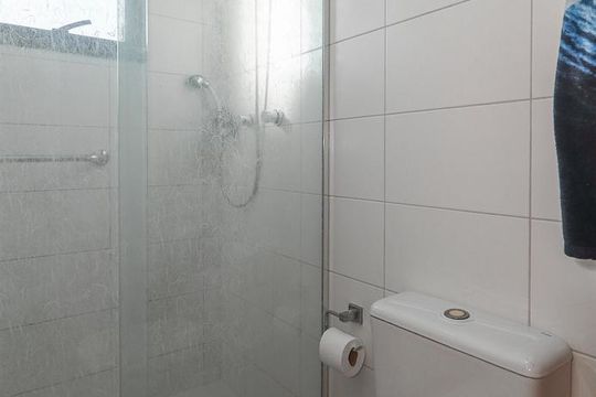 Banheiro da Suíte de apartamento à venda com 2 quartos, 200m² em Passo D’areia, Porto Alegre