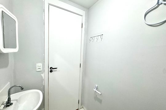Banheiro de apartamento à venda com 2 quartos, 37m² em Vila das Bandeiras, Guarulhos