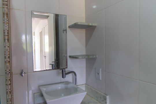 Banheiro de apartamento à venda com 3 quartos, 60m² em Maria Paula, Niterói