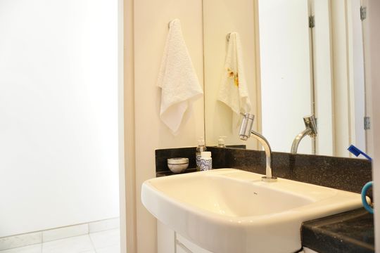 Banheiro Social de apartamento à venda com 2 quartos, 75m² em Savassi, Belo Horizonte