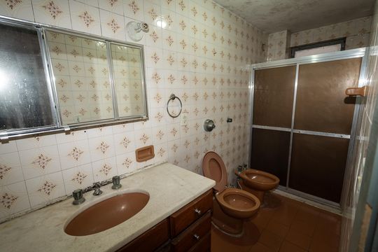 Banheiro de apartamento à venda com 2 quartos, 77m² em Passo D’areia, Porto Alegre