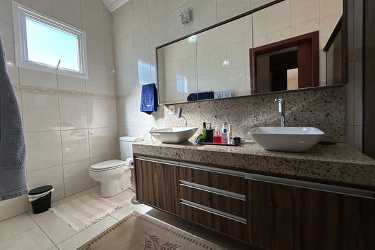 Banheiro suíte  de casa de condomínio para alugar com 4 quartos, 284m² em Morro das Pedras, Florianópolis