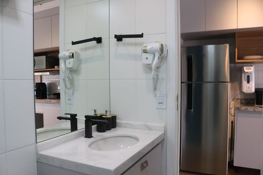 Banheiro de kitnet/studio para alugar com 1 quarto, 26m² em Água Branca, São Paulo