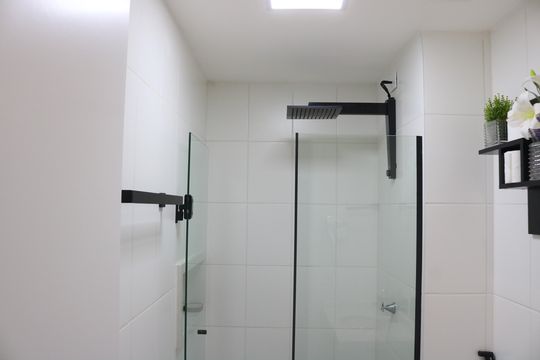 Banheiro de kitnet/studio para alugar com 1 quarto, 26m² em Água Branca, São Paulo