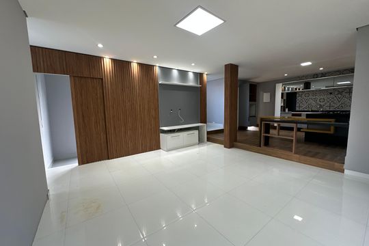 Sala de TV de casa de condomínio para alugar com 4 quartos, 400m² em Quintas do Ingaí, Barueri