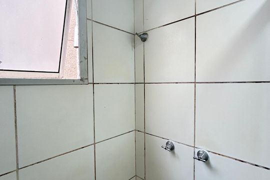Banheiro de apartamento para alugar com 2 quartos, 43m² em Padre Miguel, Rio de Janeiro