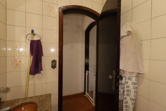 Banheiro do piso superior de casa à venda com 3 quartos, 168m² em Vila Silvestre, Santo André
