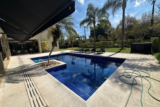 Piscina de casa de condomínio à venda com 6 quartos, 1200m² em Residencial Morada dos Lagos, Barueri