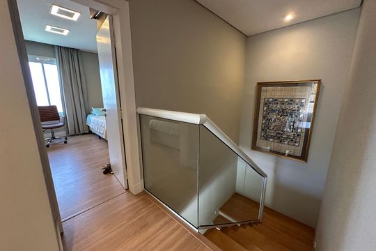 Escada de casa de condomínio à venda com 6 quartos, 1200m² em Residencial Morada dos Lagos, Barueri