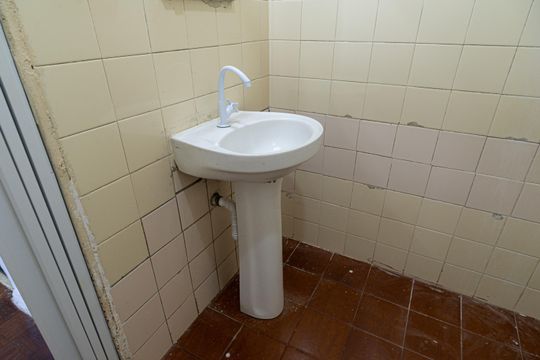 Banheiro social de kitnet/studio para alugar com 1 quarto, 30m² em Bela Vista, São Paulo