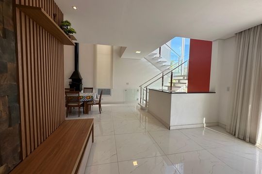 Sala de casa de condomínio à venda com 5 quartos, 252m² em Suru, Barueri