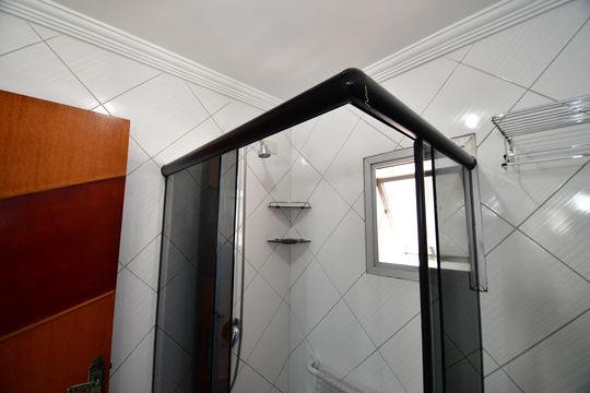 Banheiro de apartamento à venda com 1 quarto, 54m² em Centro, Campinas