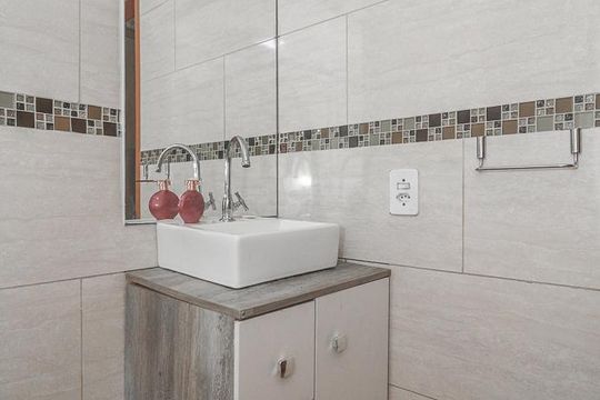 Banheiro da Suíte de apartamento à venda com 2 quartos, 51m² em Morro Santana, Porto Alegre