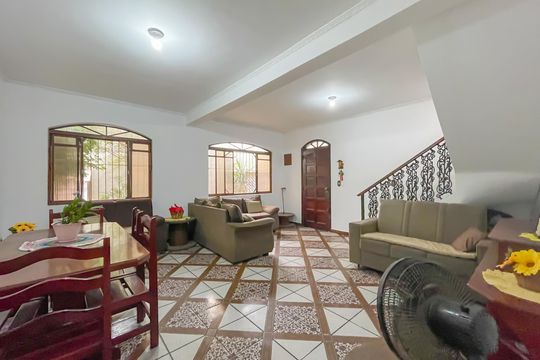 Casa à venda com 5 quartos, 234m² em Km 18, Osasco