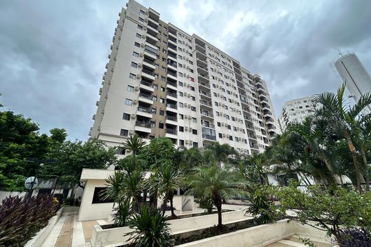 Fachada do bloco de apartamento para alugar com 3 quartos, 64m² em Del Castilho, Rio de Janeiro