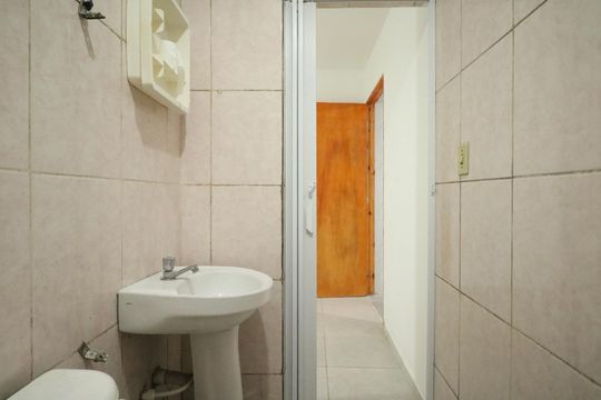 Banheiro de casa para alugar com 1 quarto, 20m² em Serraria, Diadema