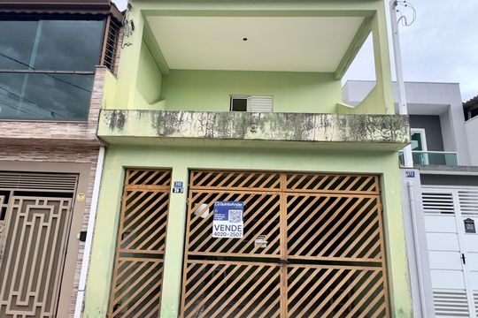 Placa instalada na fachada do imóvel de casa à venda com 3 quartos, 100m² em Parque Continental Ii, Guarulhos