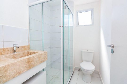 Banheiro de apartamento à venda com 2 quartos, 53m² em Rubem Berta, Porto Alegre