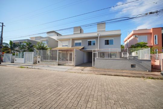 Fachada de casa para alugar com 3 quartos, 133m² em Campeche Central, Florianópolis