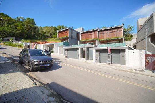 Fachada de casa para alugar com 3 quartos, 256m² em João Paulo, Florianópolis