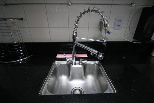 Cozinha - Torneira de apartamento para alugar com 2 quartos, 60m² em Santo Amaro, São Paulo