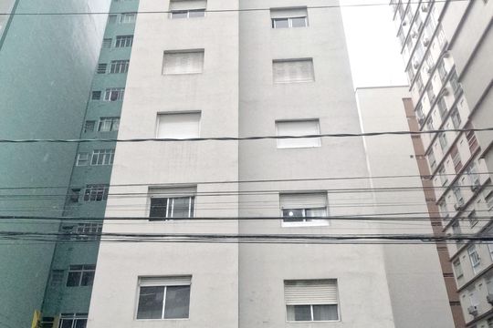 Fachada | Adesivo/Placa Quintoandar instalado  de apartamento para alugar com 1 quarto, 50m² em José Menino, Santos
