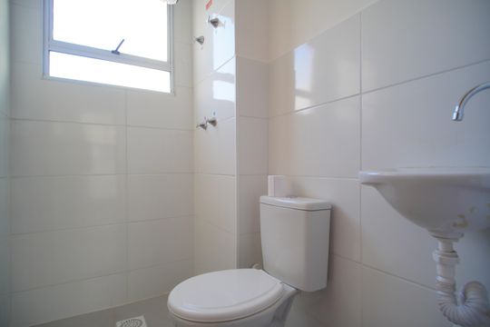 Banheiro de apartamento à venda com 2 quartos, 44m² em Santos Dumont, São Leopoldo