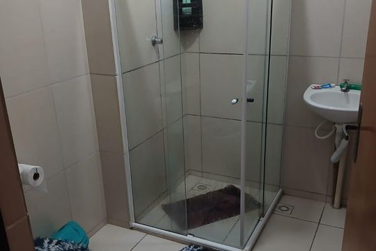 Banheiro de apartamento para alugar com 2 quartos, 55m² em Jardim do Ipê, Belford Roxo