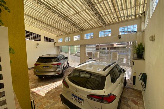 Área Externa Garagem de casa à venda com 4 quartos, 240m² em Vila Gomes, São Paulo