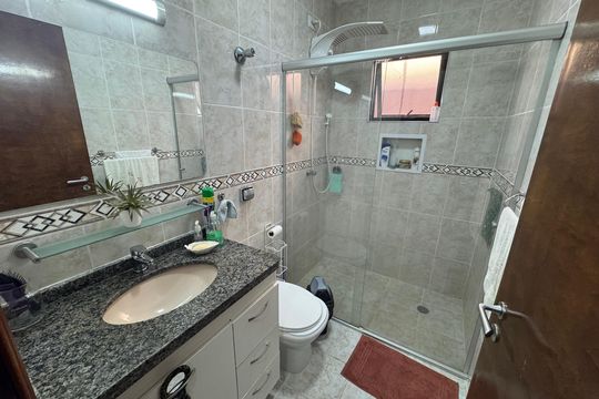 Banheiro da Suíte de casa à venda com 3 quartos, 200m² em Bela Vista, Osasco