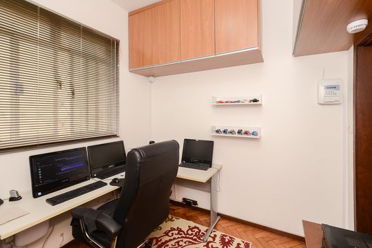 Quarto 2 de casa à venda com 4 quartos, 195m² em Sagrada Família, Belo Horizonte
