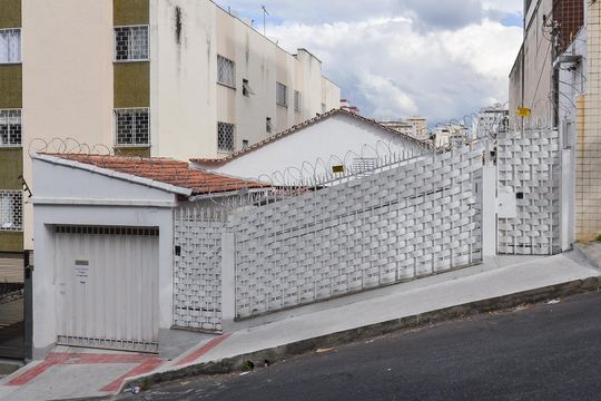 Fachada de casa à venda com 4 quartos, 195m² em Sagrada Família, Belo Horizonte