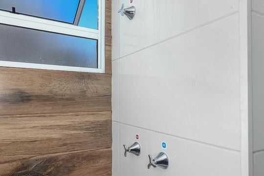Banheiro de apartamento à venda com 2 quartos, 45m² em Rubem Berta, Porto Alegre
