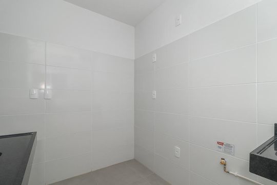 Cozinha de apartamento à venda com 2 quartos, 45m² em Rubem Berta, Porto Alegre