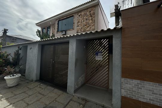Fachada +  placa de casa à venda com 3 quartos, 156m² em Vila Valqueire, Rio de Janeiro