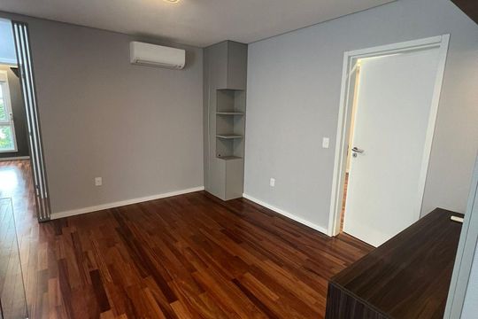 Sala de casa de condomínio para alugar com 4 quartos, 270m² em Campeche, Florianópolis