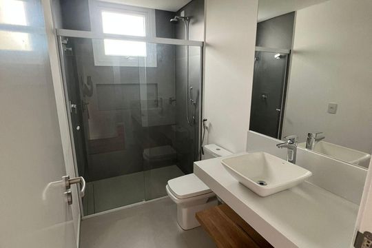 Banheiro de casa de condomínio para alugar com 4 quartos, 270m² em Campeche, Florianópolis