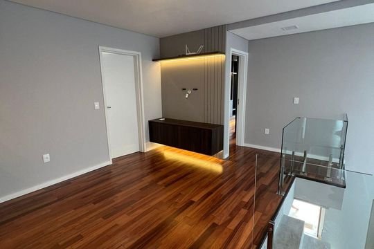 Sala de casa de condomínio para alugar com 4 quartos, 270m² em Campeche, Florianópolis