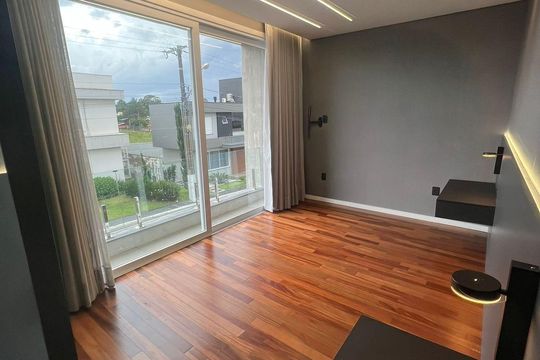 Sala de casa de condomínio para alugar com 4 quartos, 270m² em Campeche, Florianópolis