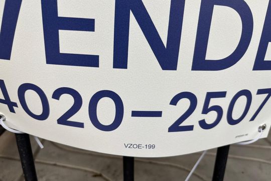 Plaquinha Instalada código VZOE-199 de apartamento à venda com 2 quartos, 87m² em Independência, Porto Alegre