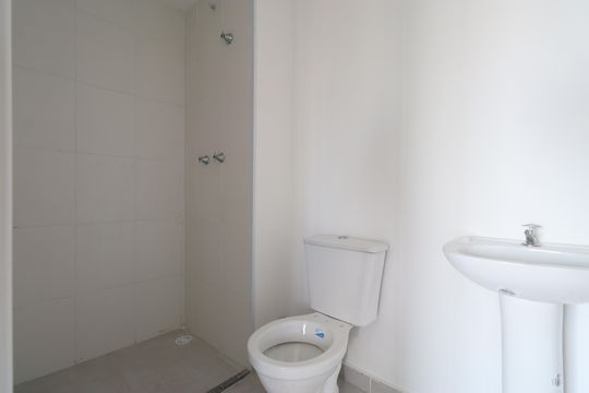 Banheiro de apartamento para alugar com 2 quartos, 43m² em Lapa de Baixo, São Paulo