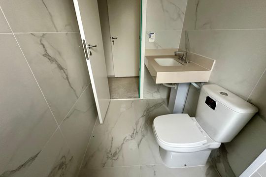 Banheiro da Suíte 1 de apartamento à venda com 2 quartos, 85m² em Alphaville Industrial, Barueri