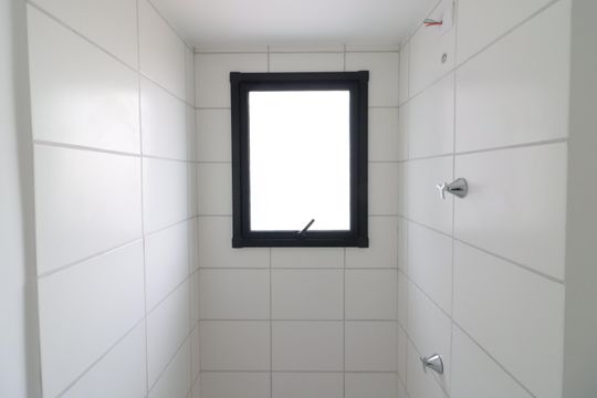 Banheiro de apartamento à venda com 2 quartos, 43m² em Rochdale, Osasco